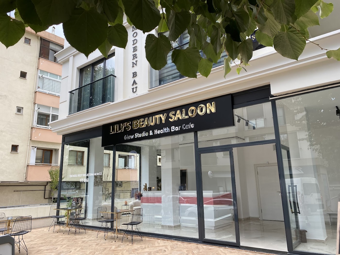 Lilys Beauty Studio Bostancı — altın tabelalı beyaz cephe ve teras